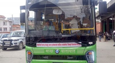 काठमाडौंका सडकमा साझाका विद्युतीय बस सरर, यी रुटमा आजदेखि चढ्न पाईनेछ विद्युतीय बस